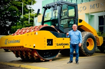 Rio Bom reforça a frota municipal com novo rolo compactador adquirido pelo programa “Estrada da Integração”