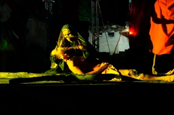 Encenação da Paixão de Cristo emociona público na Praça da Matriz em Rio Bom