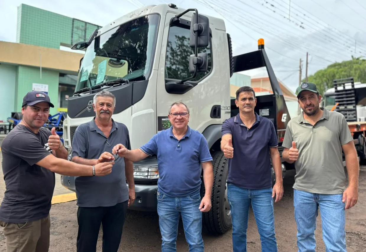 Prefeitura de Rio Bom recebe novo caminhão plataforma 0 km para reforço da frota municipal