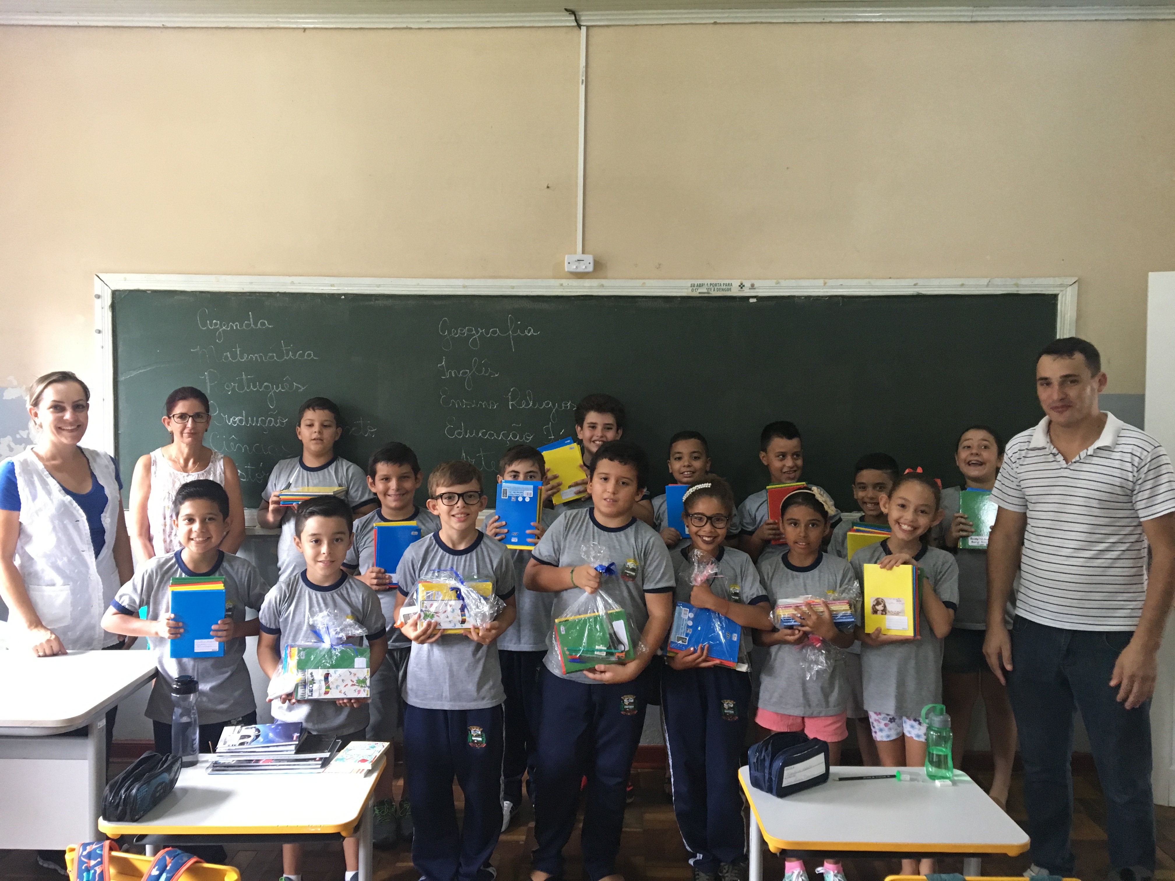 Alunos de Rio Bom são contemplados com kits escolares